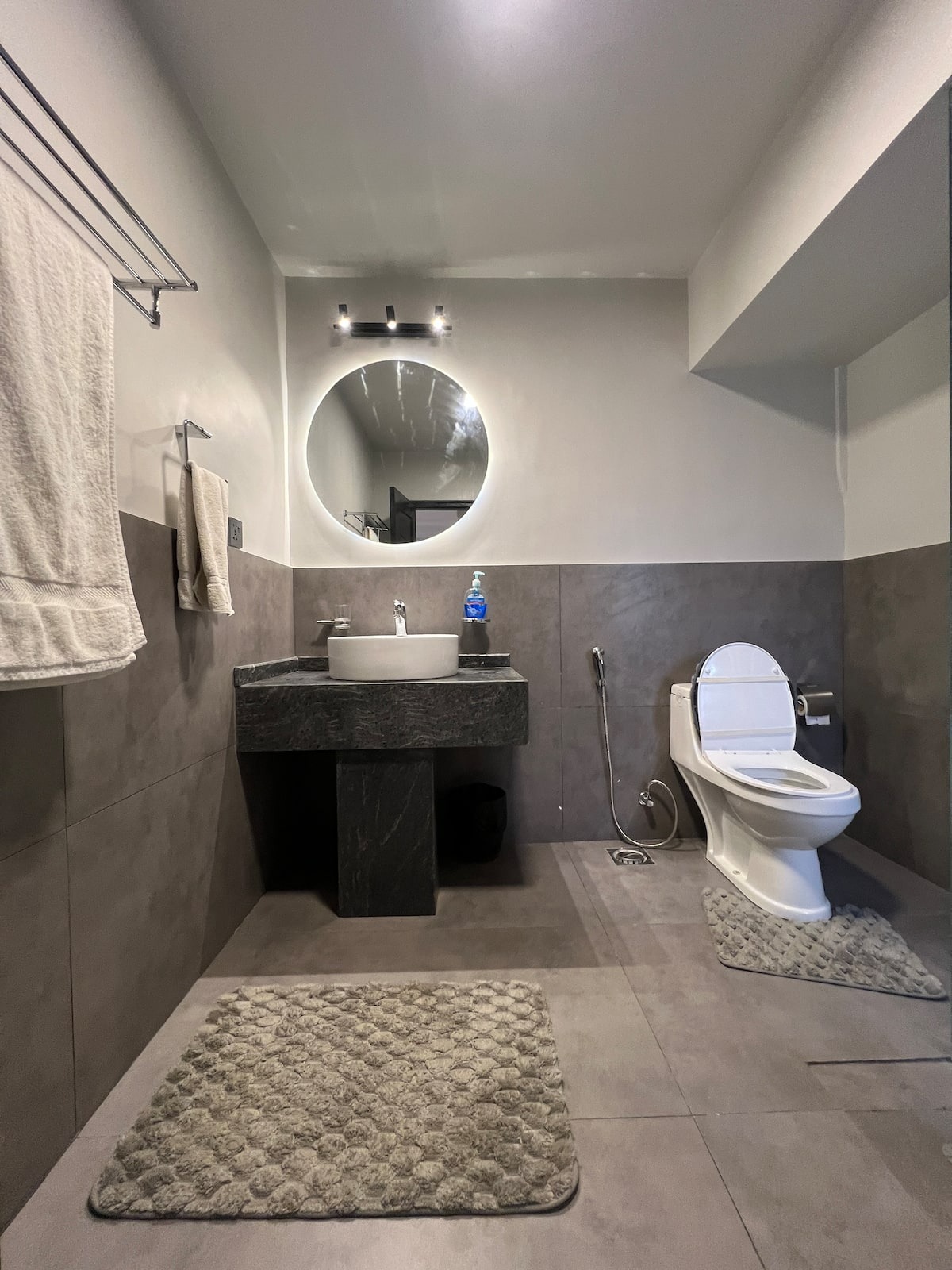 1 Bedroom Master Suite in Dhoraji (Aga Khan)