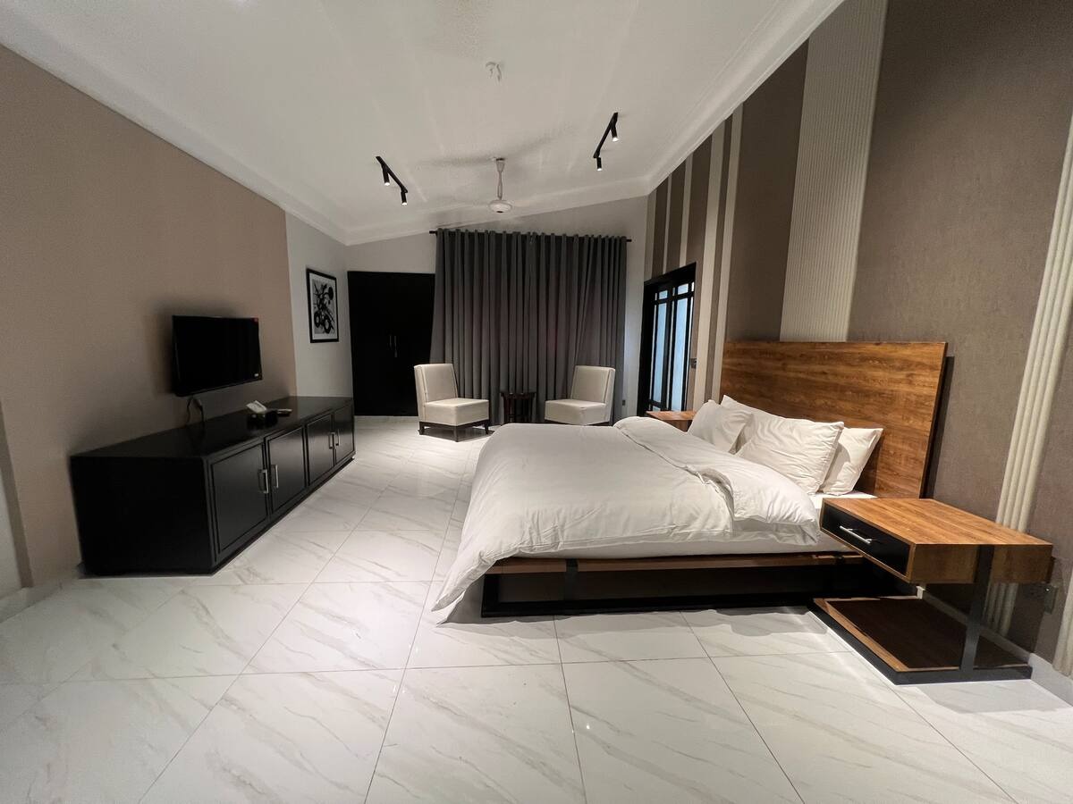 1 Bedroom Master Suite in Dhoraji (Aga Khan)